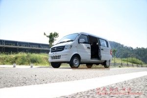 Dongfeng EQ6400LF13 Business Bus For 7 Seats