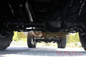 Dongfeng အရှည်နှစ်ထပ်မှန်နှစ်ထပ်ဒီဇယ်ထရပ်ကားကိုယ်ထည်-EQ240 လေးတန်အရပ်သားလမ်းကြမ်းထရပ်ကားကိုယ်ထည်-EQ2082 ညွှန်ပြထားသော Y25 လမ်းကြမ်းတပ်သားများတင်ဆောင်သည့်ယာဉ်ကိုယ်ထည်