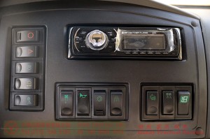 Dongfeng 6×6 Grey Cab 190HP Off-Road Truck — Dongfeng Long-Nose 245 Off-Road Transport Vehicle — Dongfeng EQ2100 Cargo Box with Side Lights