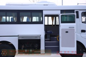 Dongfeng bus with bumper bar–Dongfeng 6*6 bus–190 hp city commuter bus–Dongfeng 30-seat bus