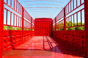Dongfeng 4×2 Hydraulic Tailgate Truck — 210 HP Box Truck — Commercial Truck Export Manufacturer