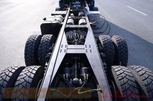 Dongfeng 8*4 flatbed truck chassis–Dongfeng 10 meters flatbed truck chassis–30 tons of special truck chassis conversion