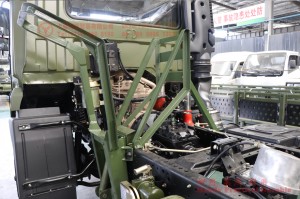 Dongfeng Six Drive EQ2082 Off-road Truck Spare Tyre Rack