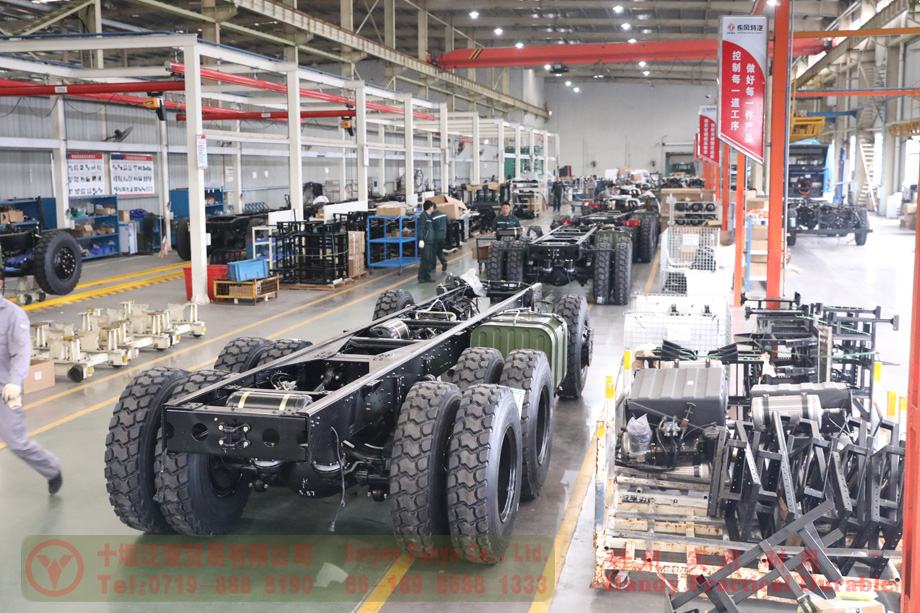 အသုတ်ထုတ်လုပ်မှုပြသမှု- Dongfeng ခြောက်ဘီးယက်-နိုင်ငံဖြတ်ကျော် အထူးလောင်စာသုံးထရပ်ကားများ
