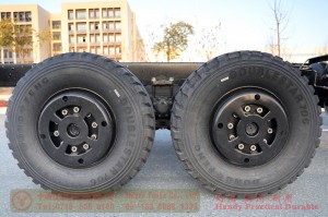 190马力东风6WD EQ2102底盘–246越野专用底盘–6*6运兵车出口制造商