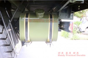 东风EQ2102双排六驱越野卡车