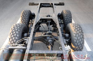 190马力东风6WD EQ2102底盘–246越野专用底盘–6*6运兵车出口制造商