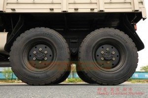 Dongfeng 6*6 flathead off-road truck–EQ2082 diesel off-road truck–Dongfeng 240 civilian off-road transporter exported