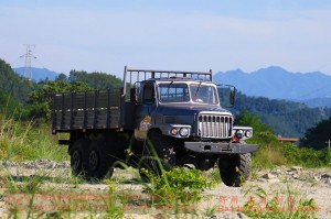 Dongfeng 6×6 Grey Cab 190HP Off-Road Truck — Dongfeng Long-Nose 245 Off-Road Transport Vehicle — Dongfeng EQ2100 Cargo Box with Side Lights