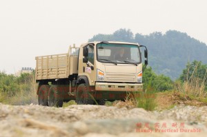 Dongfeng 6*6 flathead off-road truck–EQ2082 diesel off-road truck–Dongfeng 240 civilian off-road transporter exported
