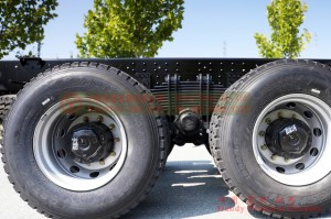 Dongfeng three axle truck 25 tons chassis – 350 hp export heavy duty chassis models – rear eight wheel truck chassis conversion