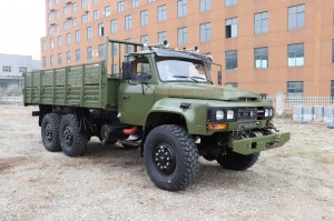 东风EQ2100六驱长头越野卡车