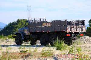 Dongfeng 6×6 Grey Cab 190HP Off-Road Truck — Dongfeng Long-Nose 245 Off-Road Transport Vehicle — Dongfeng EQ2100 Cargo Box with Side Lights