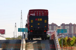 Dongfeng 4×2 Hydraulic Tailgate Truck — 210 HP Box Truck — Commercial Truck Export Manufacturer