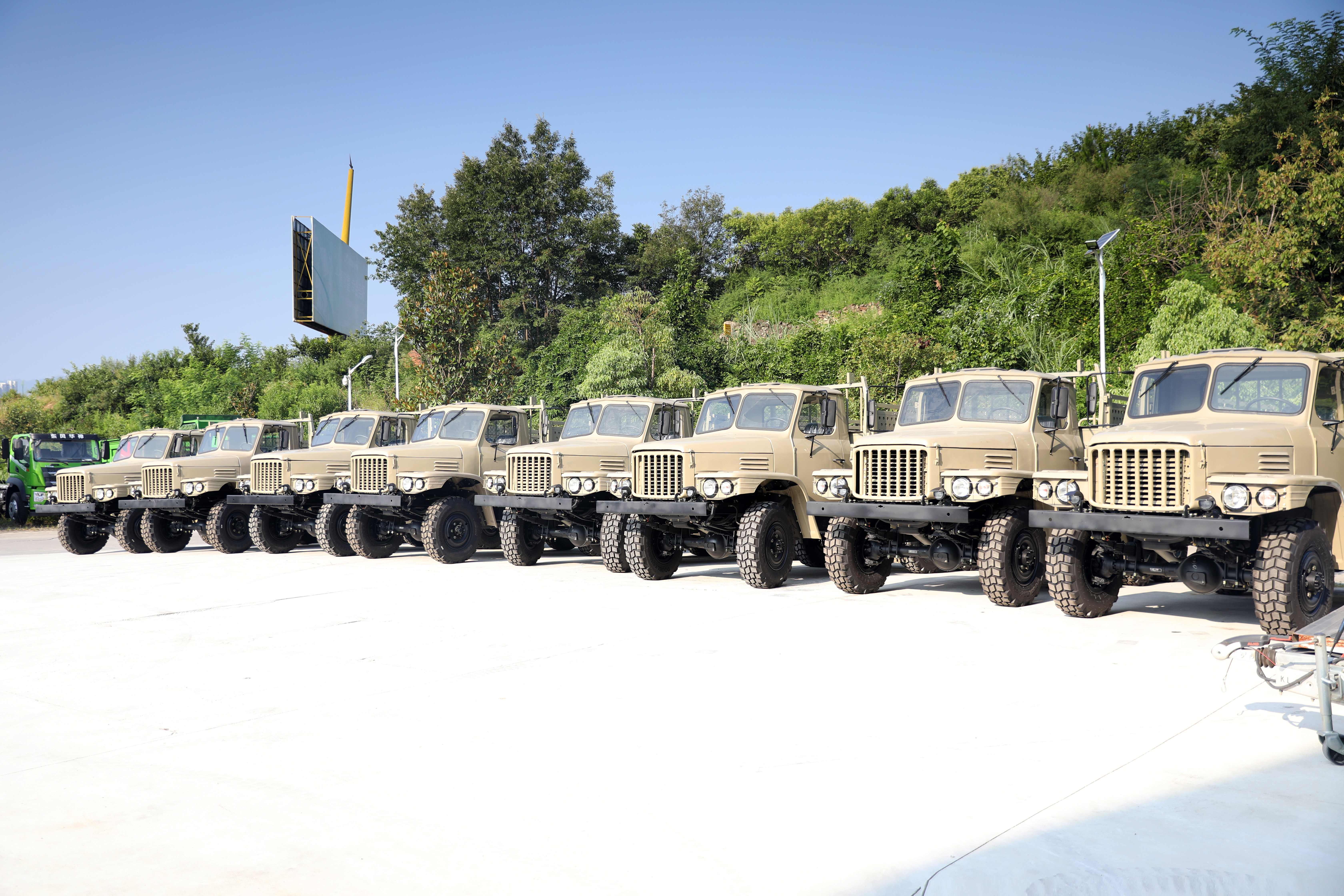 东风EQ2082越野车：卓越性能与实用性的完美结合