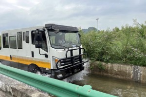 Four wheel drive flat head engineering rescue vehicle