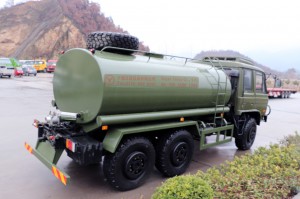 Six wheel drive Dongfeng EQ2102N Off-road water spraying vehicle