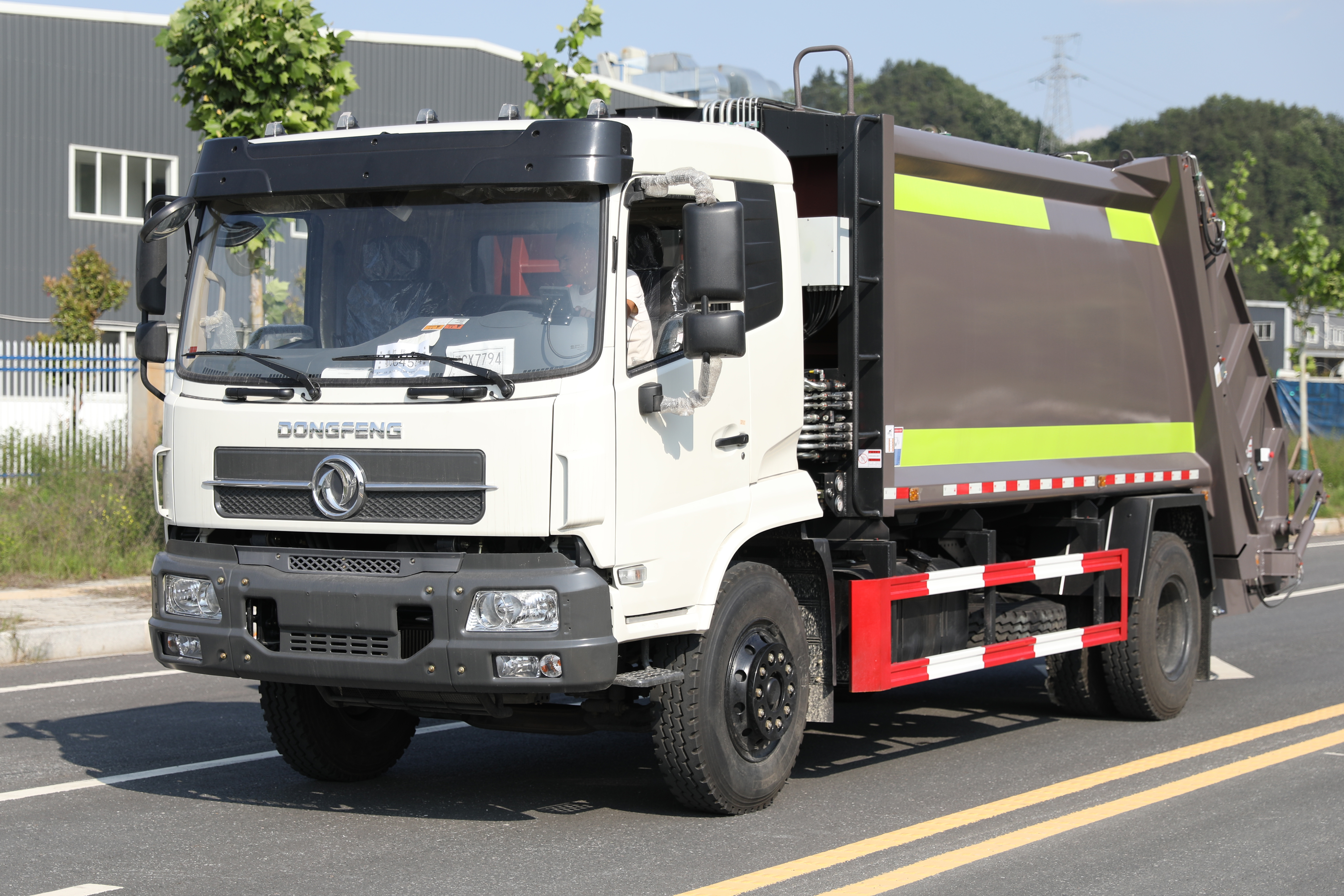 东风垃圾车：城市环境的美容师